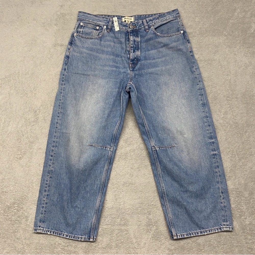Madewell darted barrel curvy jeans in size 31 Dobbin’s wash.